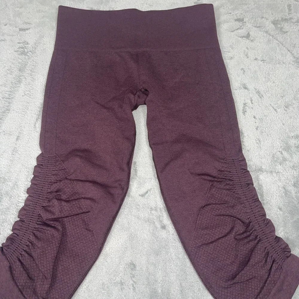 Lululemon Women's‎ In the Flow Seamless Cropped Leggings Burgundy Size 4 EUC